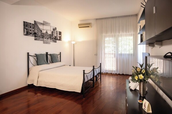 家庭客房, 陽台, 花園景觀 | 書桌、隔音、熨斗/熨衣板、免費無線上網