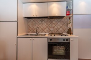 Fridge, oven, coffee/tea maker, cookware/dishes/utensils