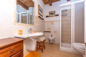 Shower, hair dryer, bidet, towels