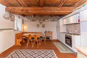Fridge, oven, stovetop, coffee/tea maker