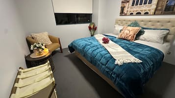 1 dormitorio, tabla de planchar con plancha, wifi y ropa de cama