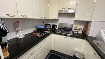 Microondas, horno, placa de cocina y lavavajillas