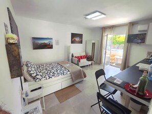 Iron/ironing board, free WiFi, bed sheets