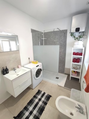 Dusche, Haartrockner, Bidet, Handtücher