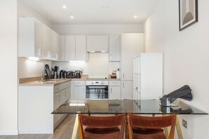 Refrigerador, horno, lavavajillas y cafetera y tetera 