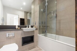 Dusche, Haartrockner, Handtücher