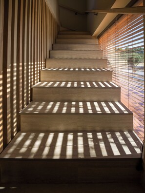 Una escalera de diseño moderno, con varios peldaños y barandilla en un lado.