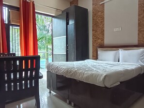 Dobbeltrom – superior, bassengutsikt | Wi-fi (inkludert)