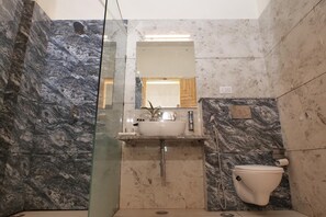Regadera, jabón, shampoo, papel de baño 