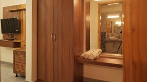 Une salle de bain moderne avec des meubles en bois, un miroir et un lavabo.