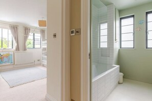 Shower, hair dryer, soap - Spacious 4B family home by Richmond riverside (Twickenham)