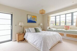 4 bedrooms, iron/ironing board, WiFi - Spacious 4B family home by Richmond riverside (Twickenham)