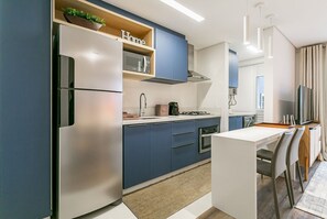 Kühlschrank, Mikrowelle, Ofen, Wasserkocher mit Kaffee-/Teezubehör