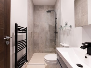 Dusche, Haartrockner, Handtücher