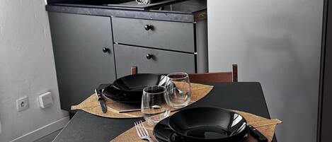 Réfrigérateur, micro-ondes, plaque de cuisson, cafetiÚre/bouilloire