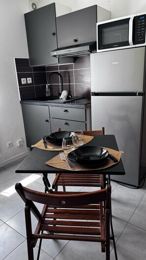 Fridge, microwave, stovetop, coffee/tea maker