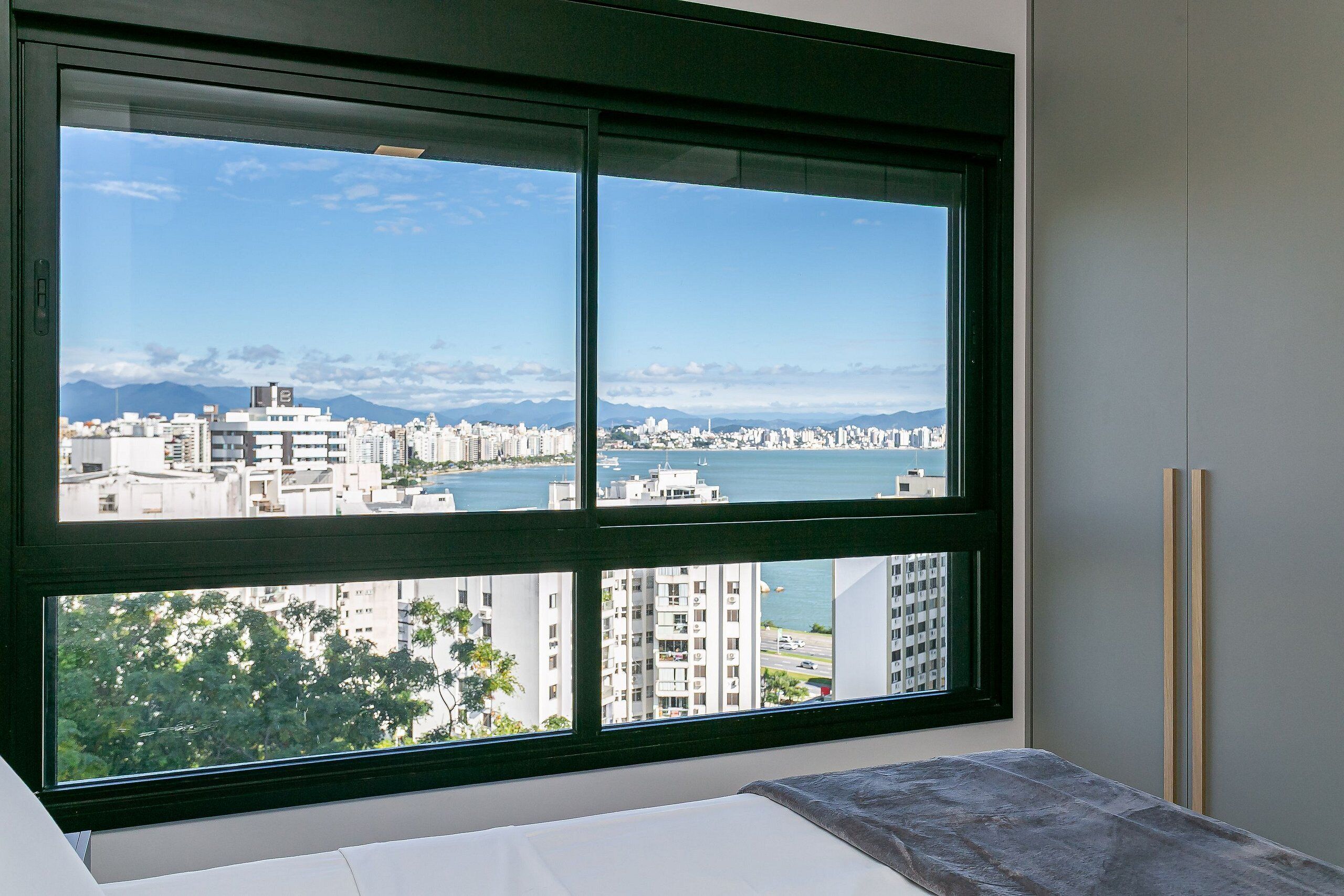 Ferros/tábuas de passar roupa, acesso à internet, roupa de cama