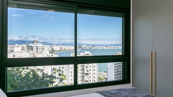 Ferros/tábuas de passar roupa, acesso à internet, roupa de cama