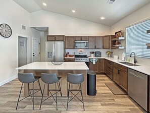 Réfrigérateur, four à micro-ondes, un four, surface de cuisson
