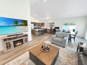 Smart-tv, boeken en een computerscherm