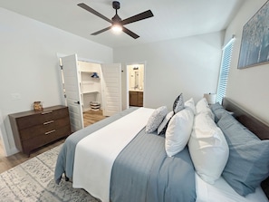 3 chambres, bureau, fer et planche à repasser, lit parapluie