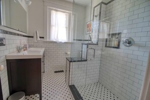 Shower, hair dryer, towels - Charming Carriage House - 3BR/2BA - Historic! (Louisville)