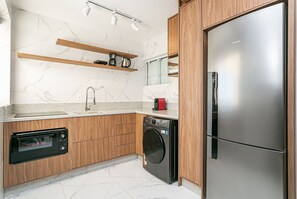 Kjøleskap, mikrobølgeovn, ovn og kaffetrakter/tekoker