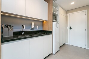 Kühlschrank, Mikrowelle, Wasserkocher mit Kaffee-/Teezubehör