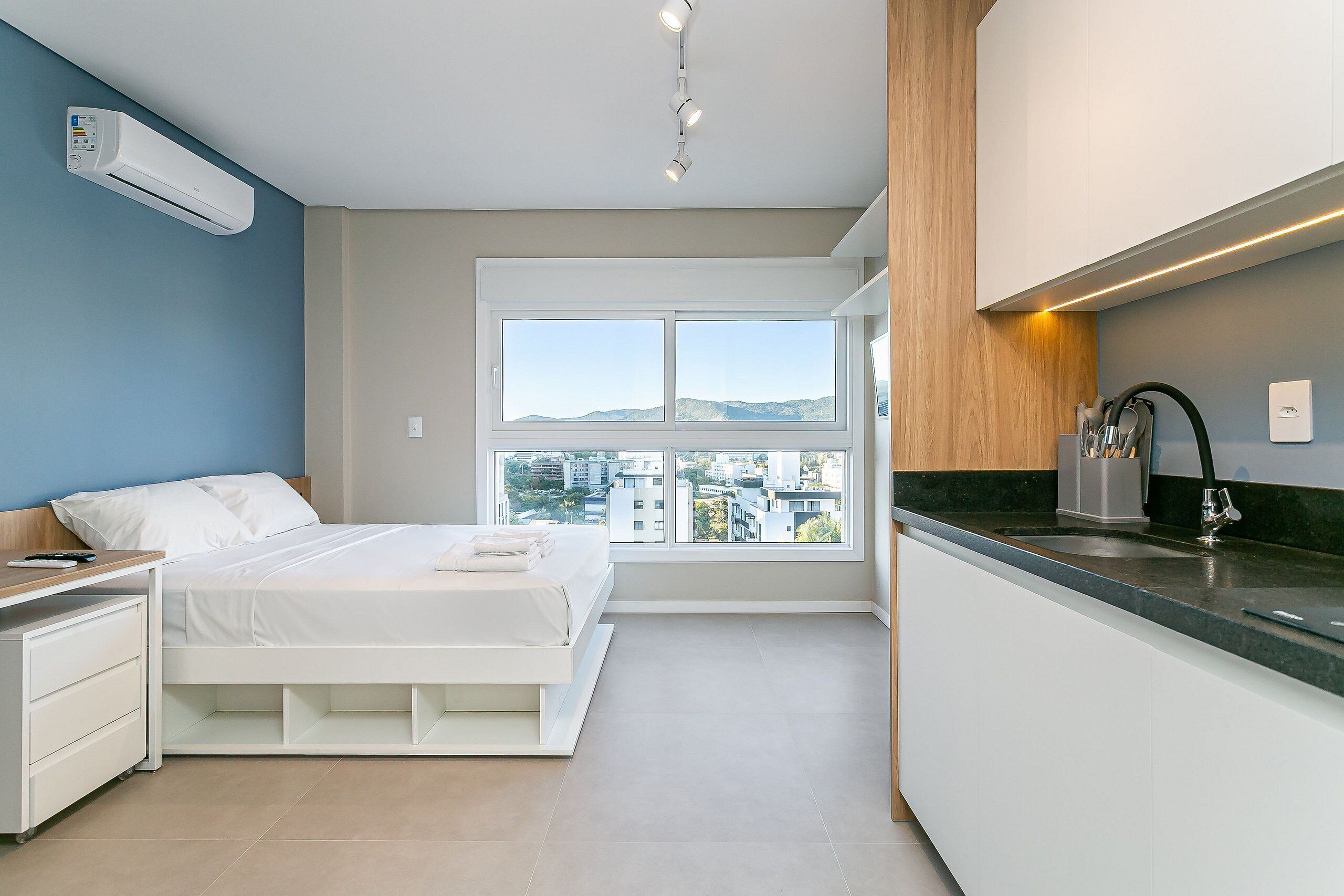 Iron/ironing board, Internet, bed sheets