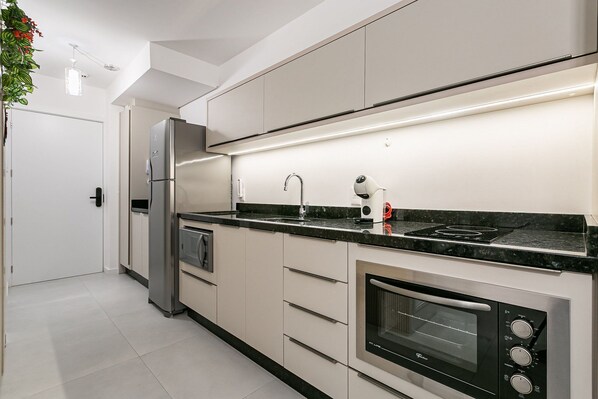 Réfrigérateur, micro-ondes, four, cafetière/bouilloire