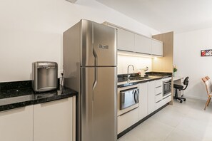 Kjøleskap, mikrobølgeovn, ovn og kaffetrakter/tekoker