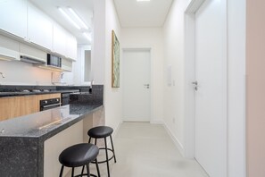 Kjøleskap, mikrobølgeovn, ovn og oppvaskmaskin