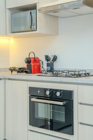 Jääkaappi, mikroaaltouuni, uuni, kahvin-/teenkeitin