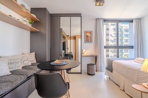 Tabla de planchar con plancha, internet y ropa de cama 