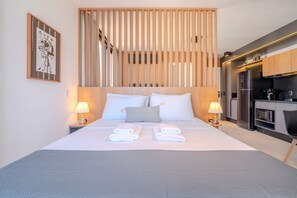 Tabla de planchar con plancha, internet y ropa de cama 