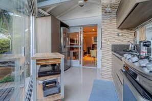 Frigorífic, microones, forn i cafetera i tetera 