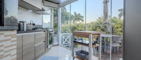 Fridge, microwave, oven, coffee/tea maker