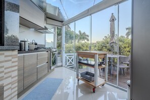 Refrigerador, microondas, horno y cafetera y tetera
