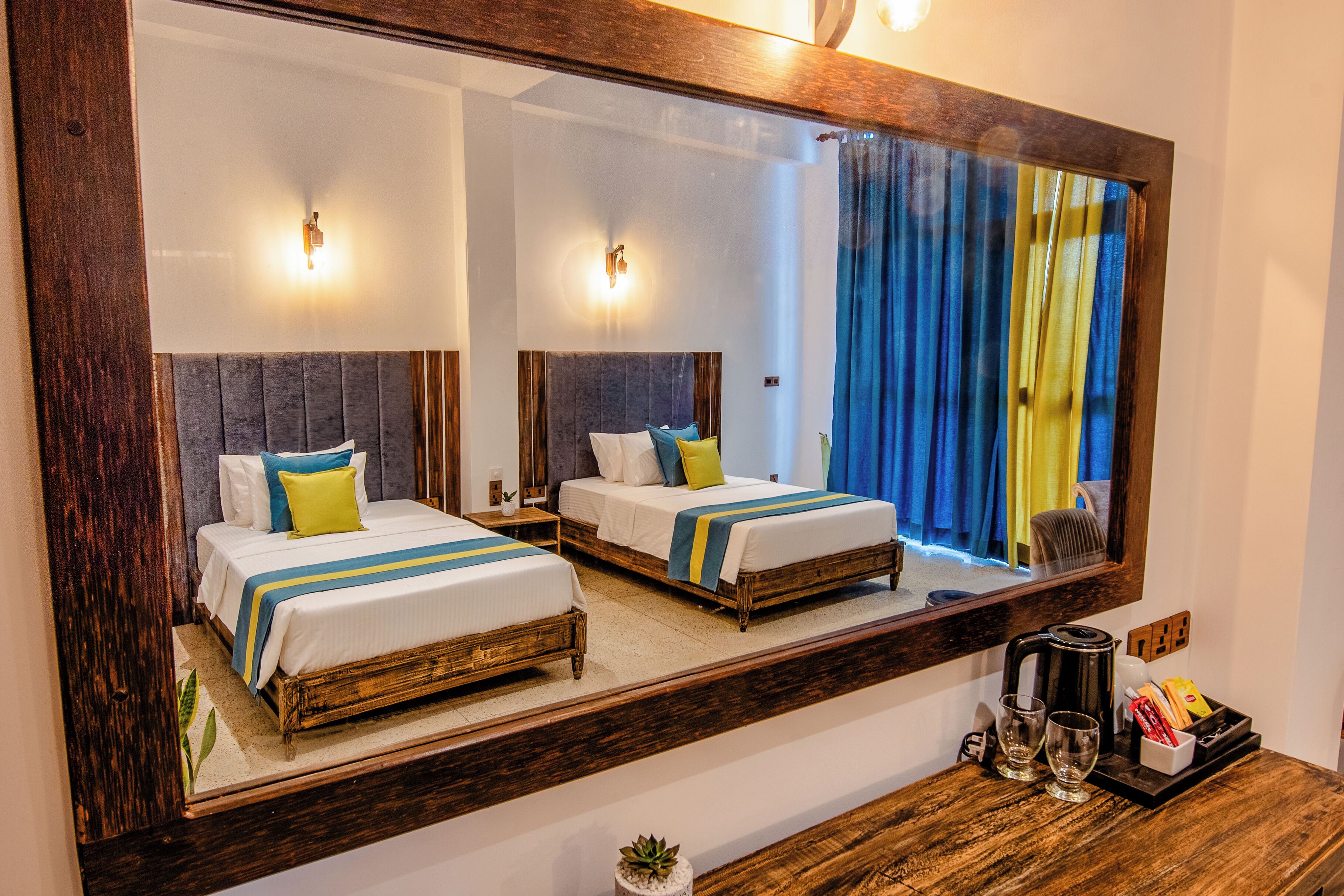 客房內保險箱、書桌、遮光布/窗簾、熨斗/熨衣板