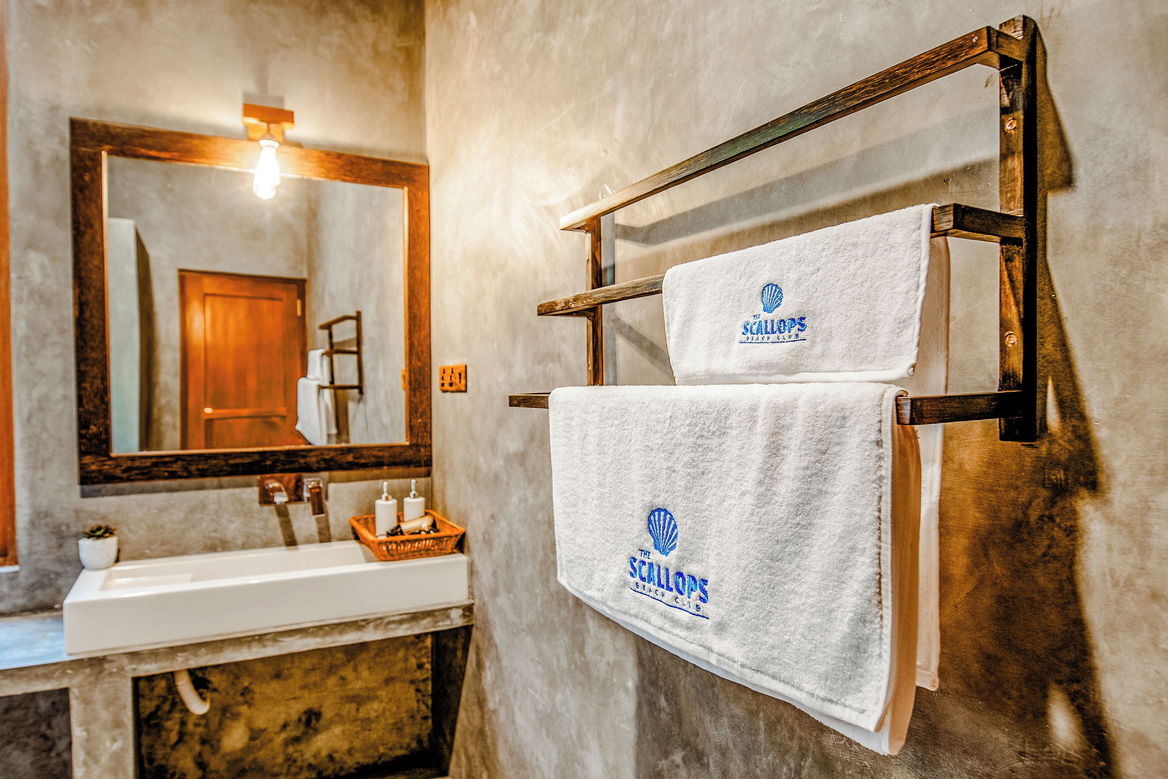Een douche, gratis toiletartikelen, een haardroger, handdoeken