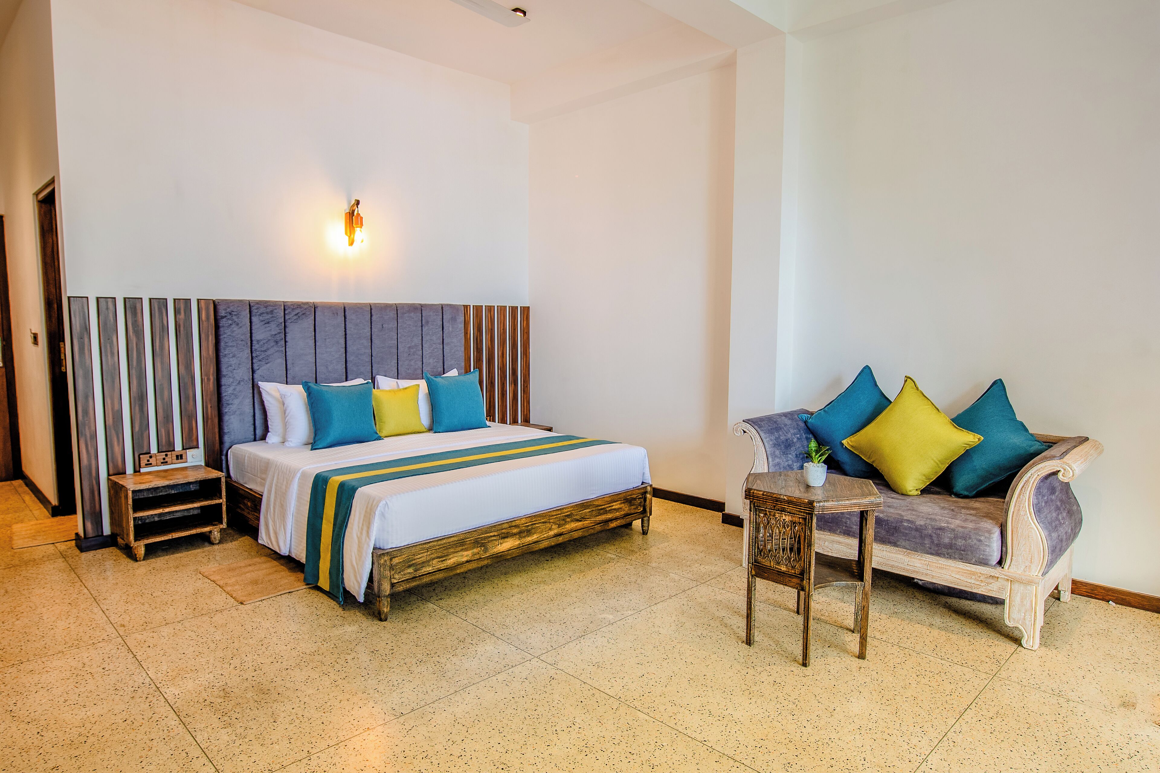 Deluxe tweepersoonskamer, balkon, uitzicht op zee | Een kluis op de kamer, een bureau, verduisterende gordijnen