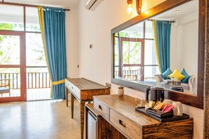 Deluxe Twin kamer, balkon, uitzicht op oceaan | Een kluis op de kamer, een bureau, verduisterende gordijnen