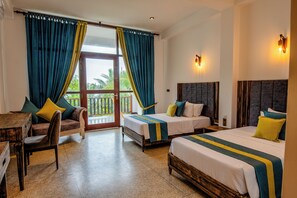 Deluxe Twin kamer, balkon, uitzicht op oceaan | Een kluis op de kamer, een bureau, verduisterende gordijnen
