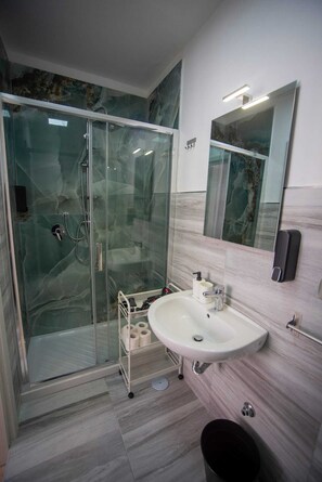 Dusche, Haartrockner, Bidet, Handtücher