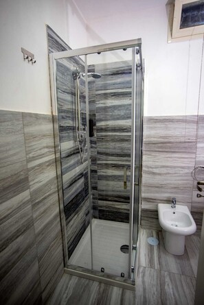 Chuveiro, secador de cabelo, bidê, toalhas de banho