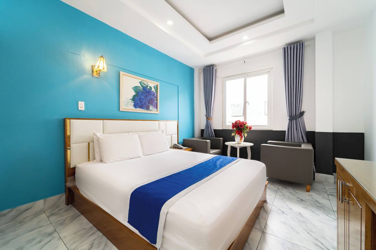 Premium bedding, minibar, free WiFi, bed sheets