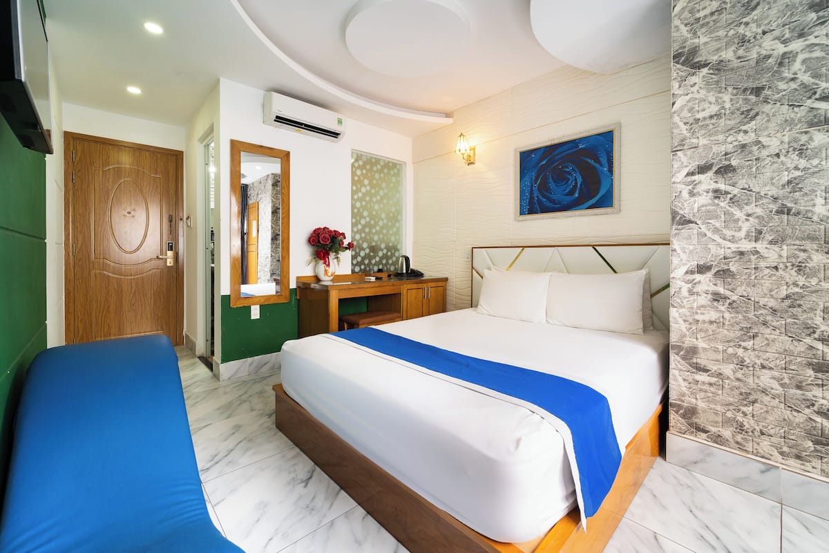 Premium bedding, minibar, free WiFi, bed sheets
