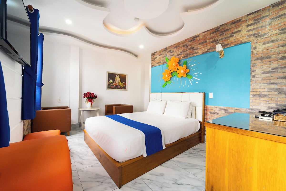 Premium bedding, minibar, free WiFi, bed sheets