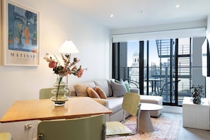 TV - CBD Modern Apartment with City views, Pool & Gym (Auckland CBD)