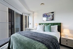 2 bedrooms, desk, iron/ironing board, free WiFi - CBD Modern Apartment with City views, Pool & Gym (Auckland CBD)